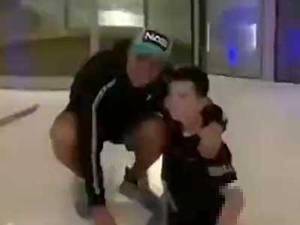 暖心！C罗和失去双腿的小球迷亲切互动