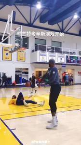 杜兰特此前和考辛斯玩单挑被怼地上 表妹：你特么1v1也假摔🤬
