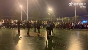 这是哪个学校的篮球赛呀？中场竟然还有啦啦队表演！😍