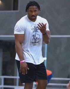 这身体！2017年NFL状元加雷特篮球场打野
