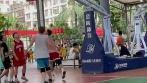 他1米74实战无敌控球还骚 野球场见到这种人还是换场地打吧