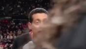 NBA裁判回看录像时竟然被路过女郎迷住了！像平时女生路过的你？