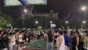 美女配合小哥完成炸裂扣篮！美女感觉一点都不激动呀😳