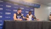安踏赢麻了！欧文身着安踏logo背心参加赛后发布会，与东契奇有说有笑