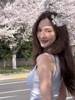 与花争艳！杨政女友孟雅芳晒春季出游照 美的不可芳言😍